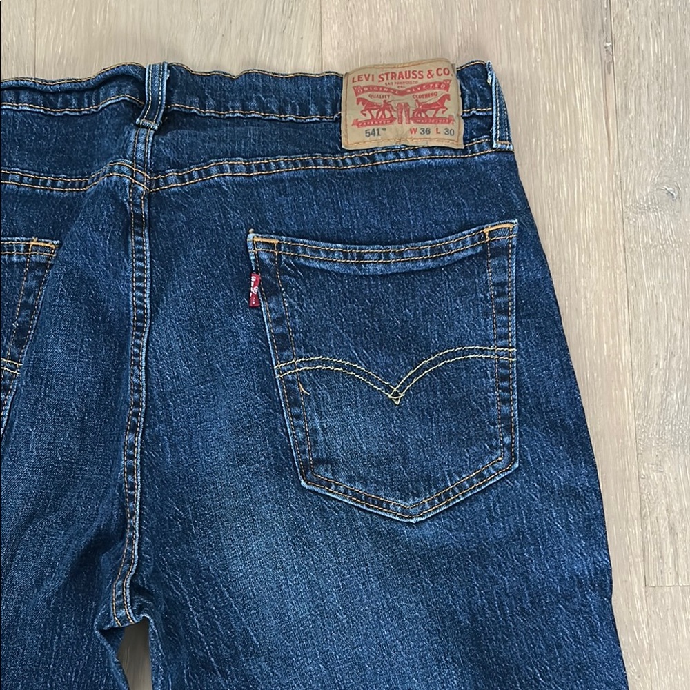 Levi's Slim Straight Blue Jeans with Classic Appeal